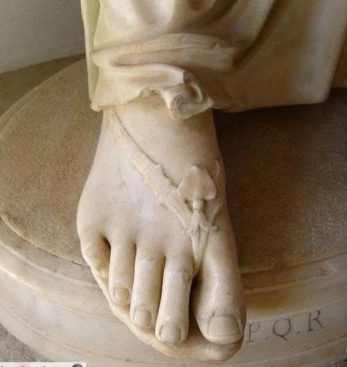 Греческой Стопой называют анатомическую особенность, при которой второй палец длиннее большого.