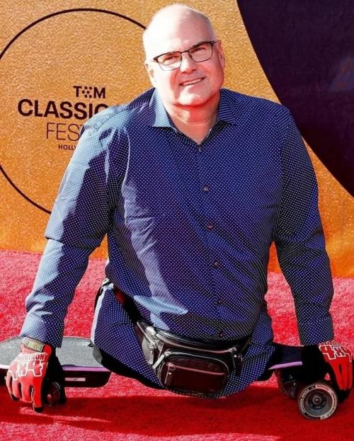 Знаете ли вы, что актер в костюме инопланетянина - ребенок с ограниченными возможностями? 01