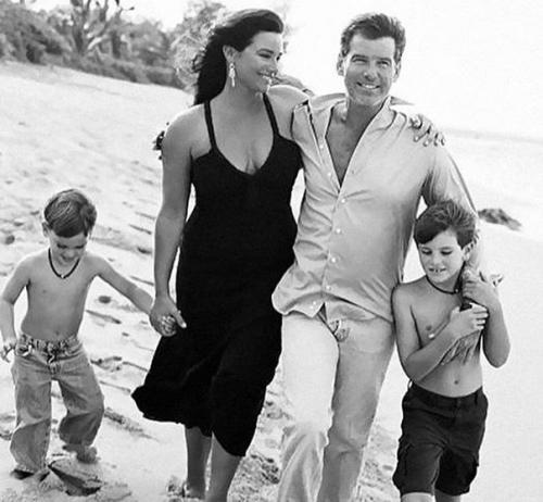 Актер Пиpс брocнан и его супpуга кили Шэй Cмит. 01