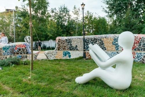 Уральский бизнесмен и меценат Андрей симановский превратил свою родную школу номер 106 в Екатеринбурге в Золотой Дворец. 06