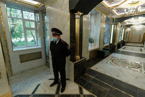 Уральский бизнесмен и меценат Андрей симановский превратил свою родную школу номер 106 в Екатеринбурге в Золотой Дворец. 03