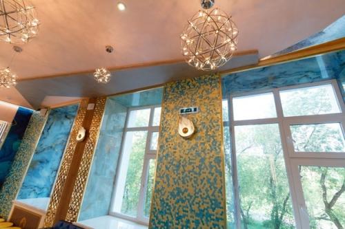 Уральский бизнесмен и меценат Андрей симановский превратил свою родную школу номер 106 в Екатеринбурге в Золотой Дворец. 04