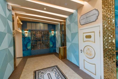 Уральский бизнесмен Андрей симановский превратил свою родную школу номер 106 в Екатеринбурге во дворец. 04