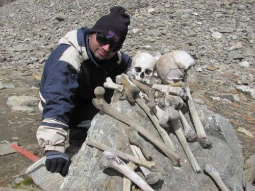 Озеро скелетов.  В районе индийской горы нанда - Деви раскинулся одноименный национальный парк. 07