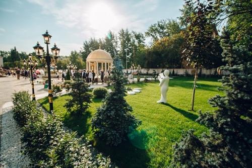 Уральский бизнесмен Андрей симановский превратил свою родную школу номер 106 в Екатеринбурге во дворец. 07