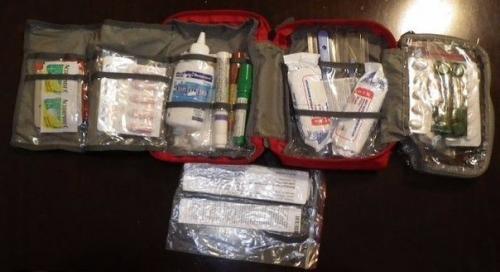 Мы собираем аптечку в поход.