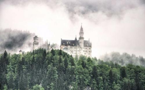 Лебединый замок. В переводе немецкого Нойшванштайн означает новый лебединый камень/утес. 01