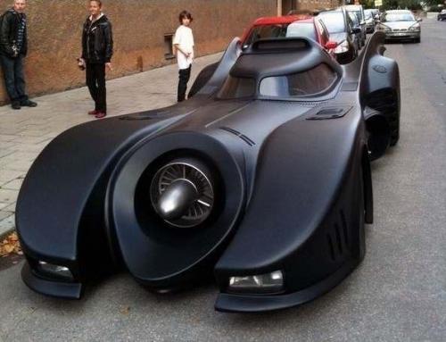 Бэтмобиль.   Один житель Стокгольма с детства мечтал об автомобиле, как у бэтмена.
