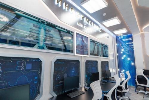 Уральский бизнесмен Андрей симановский превратил свою родную школу номер 106 в Екатеринбурге во дворец. 05