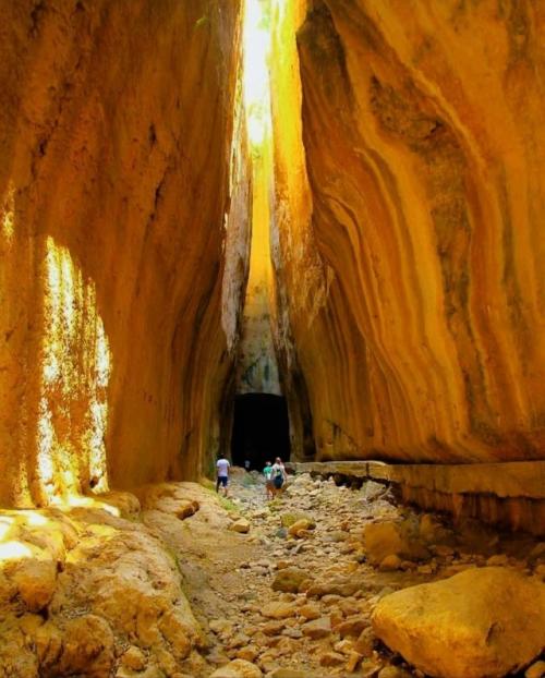 Туннель веспасиана Тита - это массивный коридор, прорезанный в горе, расположенный на территории современного самандаг - чевлика, Турция.  