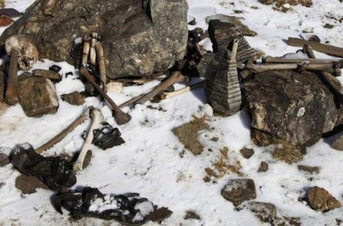 Озеро скелетов.  В районе индийской горы нанда - Деви раскинулся одноименный национальный парк. 05