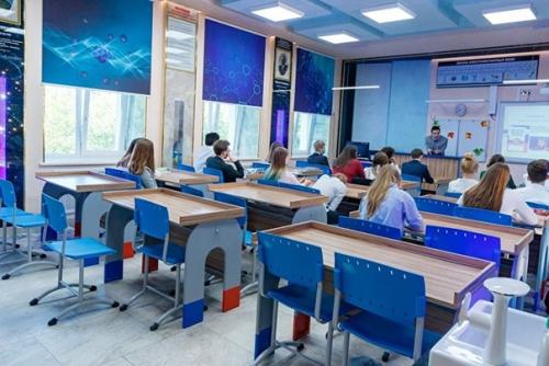 Уральский бизнесмен Андрей симановский превратил свою родную школу номер 106 в Екатеринбурге во дворец. 06