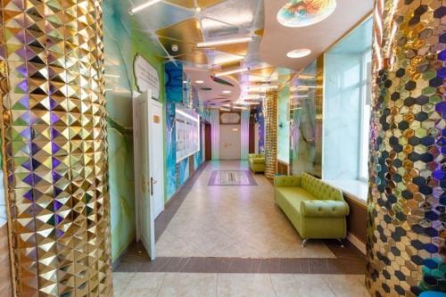 Уральский бизнесмен Андрей симановский превратил свою родную школу номер 106 в Екатеринбурге во дворец. 03