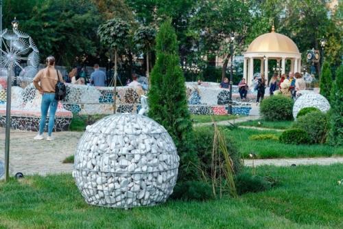 Уральский бизнесмен и меценат Андрей симановский превратил свою родную школу номер 106 в Екатеринбурге в Золотой Дворец. 09