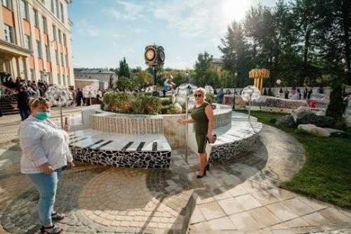 Уральский бизнесмен и меценат Андрей симановский превратил свою родную школу номер 106 в Екатеринбурге в Золотой Дворец. 01