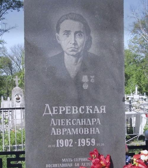 Когда в Ставрополь доставили поезд с эвакуированными из Ленинграда детьми - сиротами, малыши были очень истощены и не могли стоять. 02