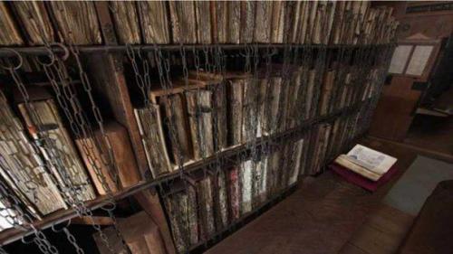 Книги на цепях - способ хранения книг в общественных библиотеках средневековой Европы, при котором книги приковывались к полкам.