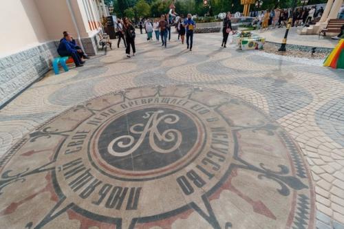 Уральский бизнесмен и меценат Андрей симановский превратил свою родную школу номер 106 в Екатеринбурге в Золотой Дворец. 02