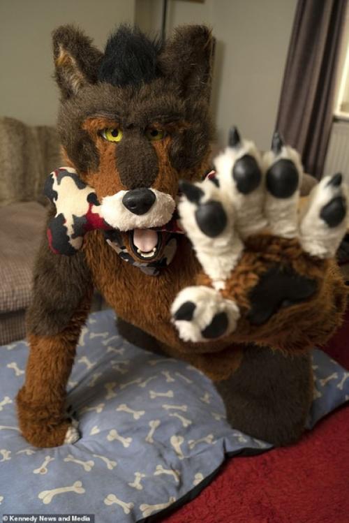 Менеджер магазина из английского города солфорд 37-летний каз Джеймс, решил стать человеком - собакой. 01