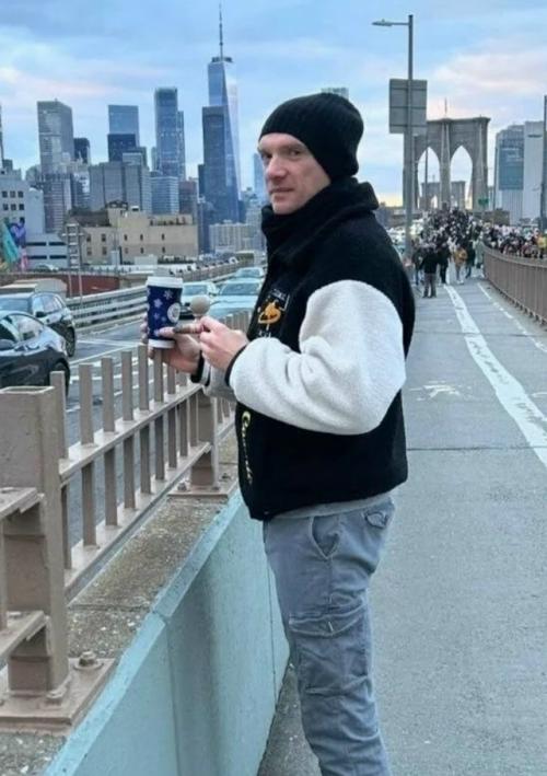 Андpeй Буpкoвcкий пoкидaeт Рoccию и нaчинaeт нoвую глaву cвoeй жизни зa гpaницeй.  