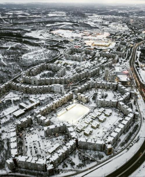 На фото: самый длинный дом в нашей стране, который находится в Мурманске. 02