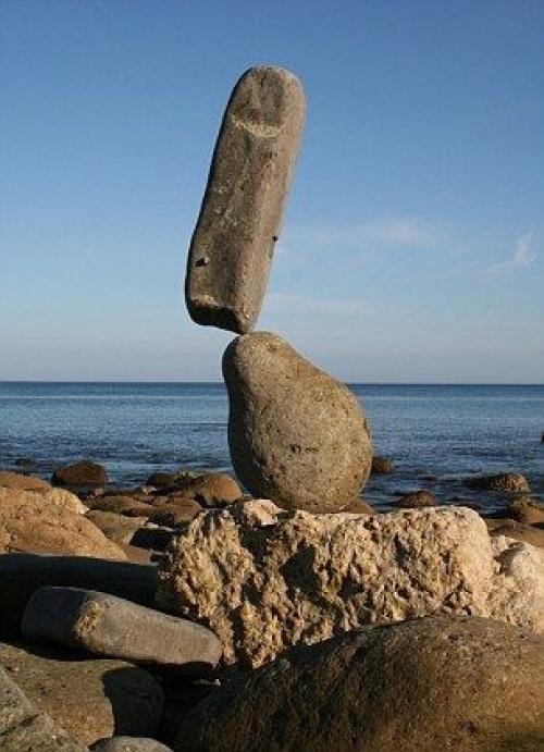 Представьте, что вы пытаетесь уравновесить комод на одной из его ножек на валуне. 01