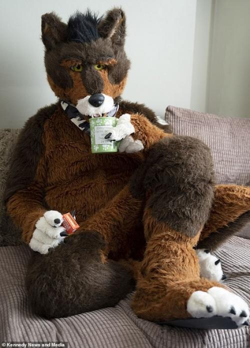 Менеджер магазина из английского города солфорд 37-летний каз Джеймс, решил стать человеком - собакой. 03