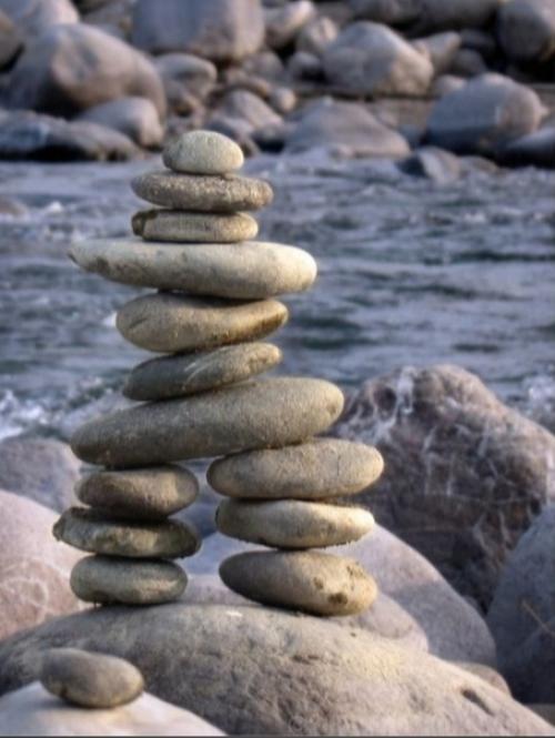 Представьте, что вы пытаетесь уравновесить комод на одной из его ножек на валуне. 02