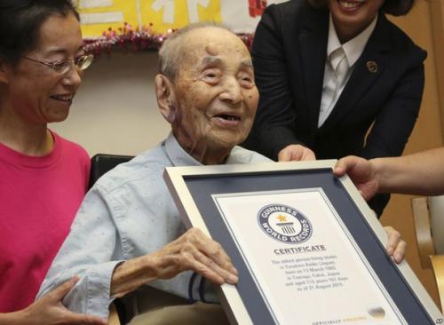 Самый старый мужчина на Земле умер.