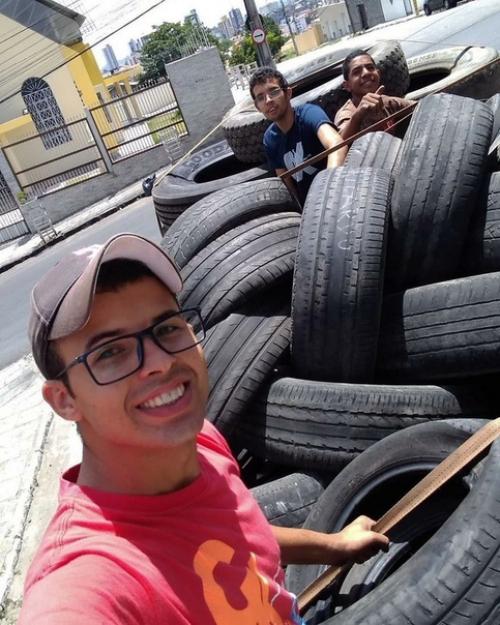 Амадрилдо Силва старые шины в кровати для животных превращает. 01