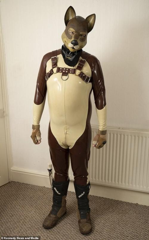 Менеджер магазина из английского города солфорд 37-летний каз Джеймс, решил стать человеком - собакой. 02