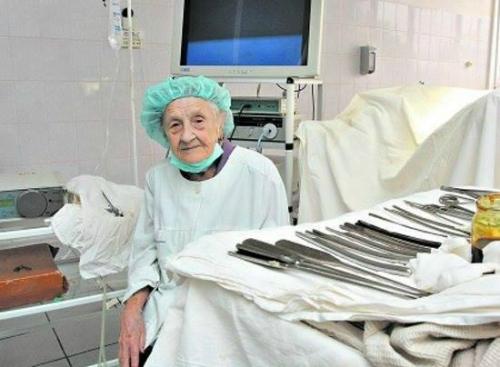 Старейшему хирургу России Анне Ильиничне Левушкиной 88 лет!