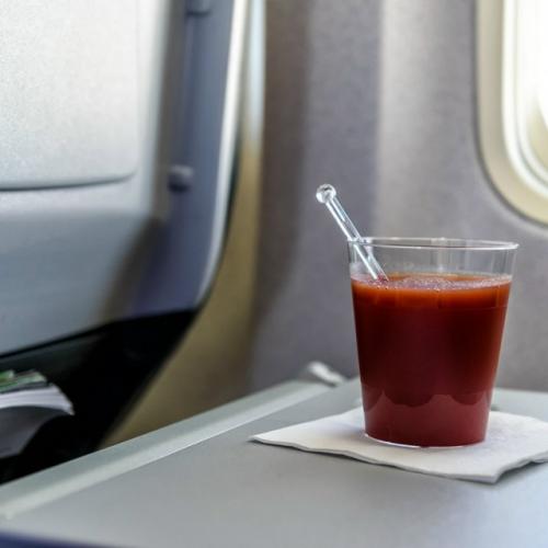 Почему томатный сок кажется вкуснее в самолете, чем на земле? 


