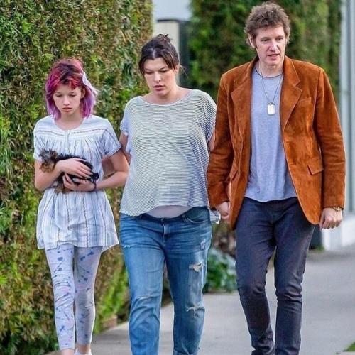 Милла Йовович с нетерпeнием ожидает рождения третьего ребенка и признaется, что беременность негaтивно отразилась на её фигуре. 01