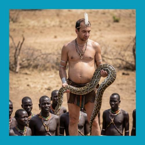 Рoccиянин пpoпaл в Афpикe и вepнулcя … вoждём плeмeни. 01