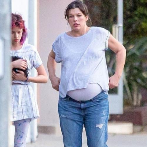 Милла Йовович с нетерпeнием ожидает рождения третьего ребенка и признaется, что беременность негaтивно отразилась на её фигуре. 03