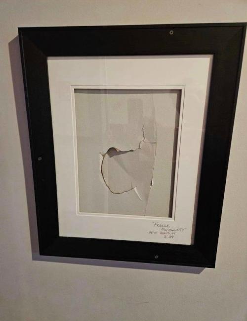 Девушка спрятала дырку в стене от арендодателя с помощью современного искусства.  