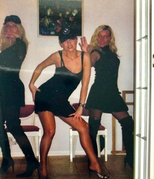 В 90 х к дискотеке готовились так, чтобы это было видно ещё из соседнего двора. 04