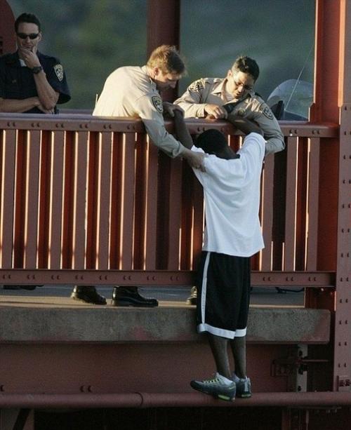 Офицер Kevin Briggs больше часа уговаривал парня не совершать самоубийство. 01