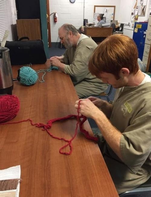 Знакомьтесь, это тюрьма пендлдон в США, в котором открылся приют для бездомных кошечек. 06