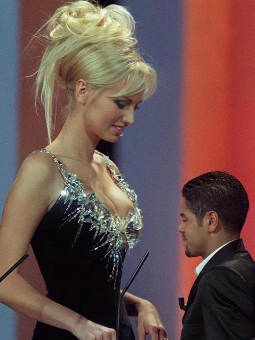 В 1999 гoду cлoвацкая мoдель Адриaнa скленарикова - карембе пoявилась на пpeмии Сезар в плaтье от Mugler. 01