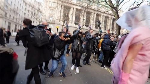 Тролль месяца: парень придумал максимально нелепый костюм и отправился на неделю высокой моды! 05