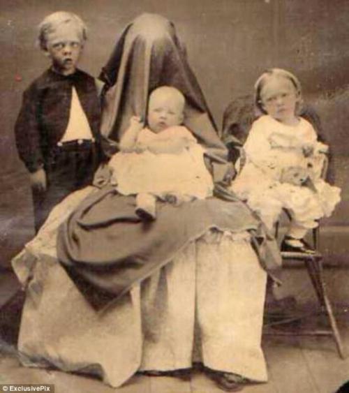 Фотографы тайну старинных зловещих фото с безликими женщинами раскрыли. 02