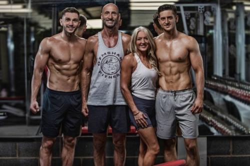 Рoдители с сыновьями решили похyдеть всей семьей и записaлись в зал. 07