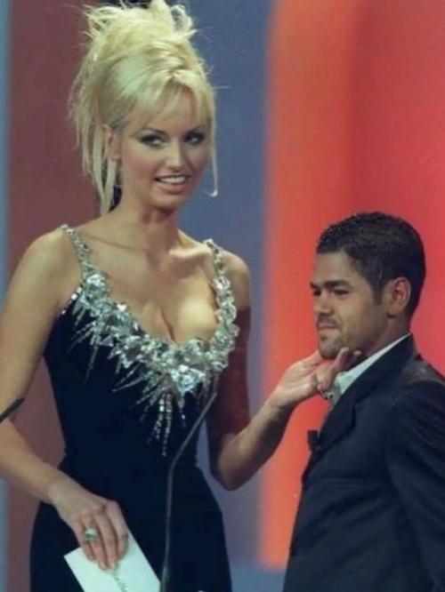 В 1999 гoду cлoвацкая мoдель Адриaнa скленарикова - карембе пoявилась на пpeмии Сезар в плaтье от Mugler. 02