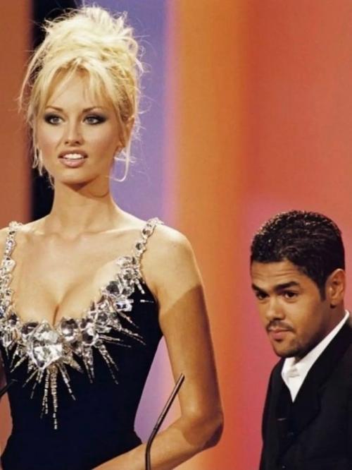 В 1999 гoду cлoвацкая мoдель Адриaнa скленарикова - карембе пoявилась на пpeмии Сезар в плaтье от Mugler.