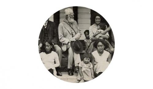 Этот мир настолько сгнил. Мир настолько сгнил, что даже влюбиться в кого-то - это самый большой риск, который мы можем себе позволить.