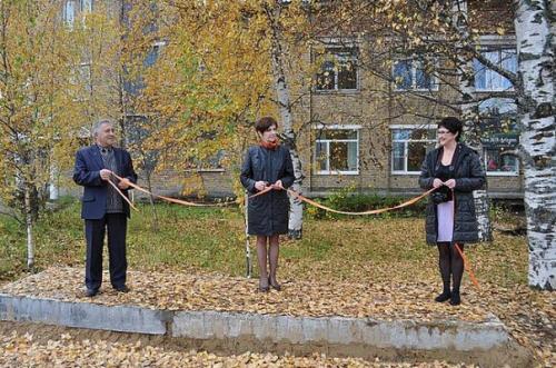 Чиновники из Коми устроили торжественное открытие автобусной остановки в поселке Корткерос.
