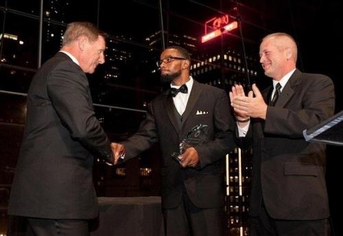 Офицер Kevin Briggs больше часа уговаривал парня не совершать самоубийство. 02