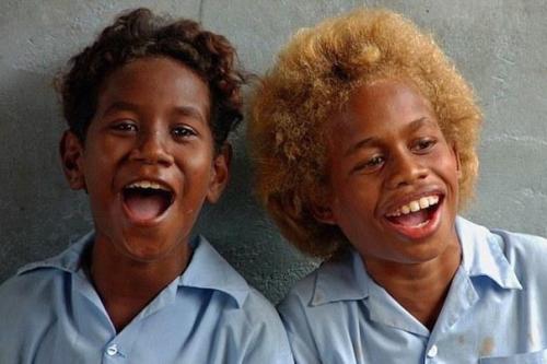 Светлый тон волос обычно встречается у англичан, немцев, поляков, русских и шведов, то есть у представителей европеоидной расы.